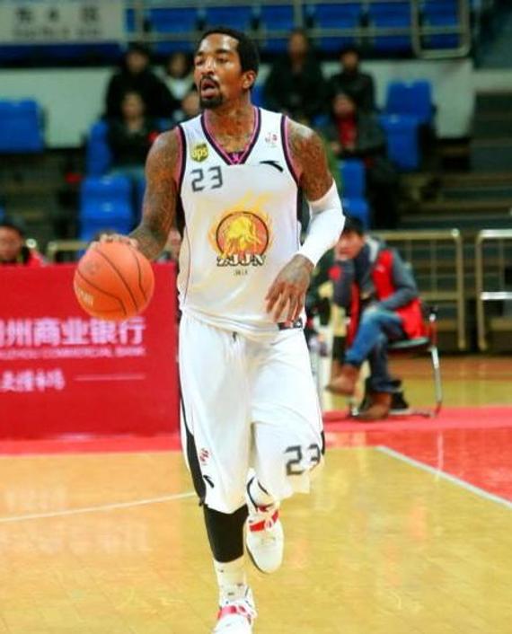 较短的赛程以及不错的收入一度吸引了JR史密斯这样的NBA球员来到中国联赛