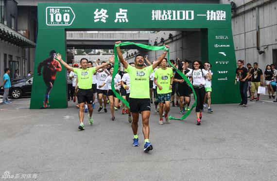 7月10日，陈盆滨”100天跑100个马拉松“抵达终点
