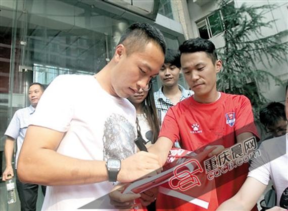 张池明认真为每一个球迷签名 重庆晨报记者 高科/摄