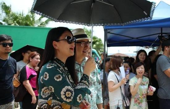 李湘王岳伦为女站场