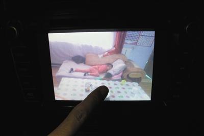 在家长录下的视频中,受害女孩出现做噩梦、自闭、发呆等状况