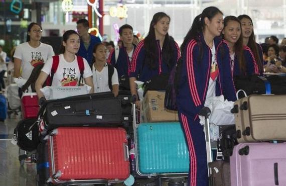 中国女排抵达香港