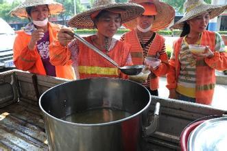环卫工人在街头喝绿豆汤消暑 资料图