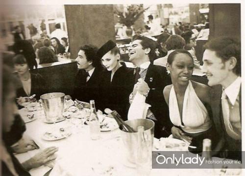 中间放声大笑的是Karl Lagerfeld,最右边的年轻美男子好像就是Jacques de Bascher