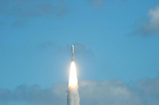 北京时间2006年1月20日,新视野号探测器从美国卡纳维拉尔角发射升空,踏上近10年,超过50亿公里飞往冥王星的漫漫征途