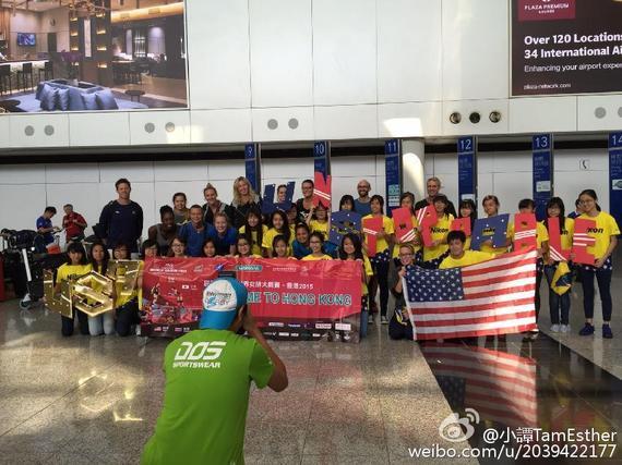 美国女排抵达香港 (图片来源：小譚TamEsther微博)