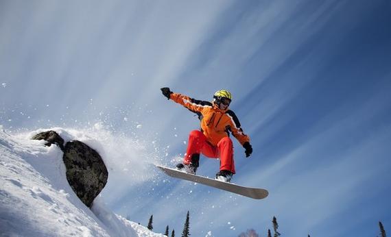 新浪体育讯 介绍 单板滑雪(Snowboard)(又称滑板滑雪)源于20世纪60年代中期的美国,其产生与冲浪运动有关。舍曼-波潘1965年把两个滑雪板绑在一起,偶然中就创造了两脚踩踏在一整块板上的新滑雪板,单板滑雪又称冬季的冲浪运动,单板滑雪选手用一个滑雪板而不是一双滑雪板,利用身体和双脚来控制方向。 硬件装备 无论你是个顶级高手还是第一次踏上滑雪单板,你的滑雪体验直接与你的装备质量相关,在这里一分价钱一分货是非常适用的。廉价的装备带来的是糟糕的体验,而好的装备则会增加你滑雪的乐趣