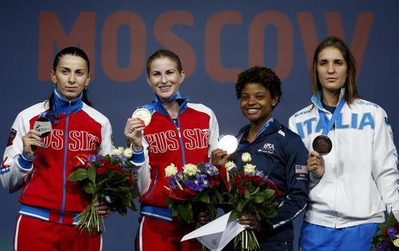 女子花剑前三名,左起亚军莎娜耶娃,冠军德里格拉佐娃,并列第三名普雷斯科德(美国)和埃里戈(意大利)