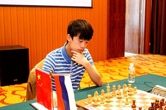 小将卢尚磊为中国男队赢得一盘胜利