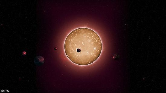 开普勒- 444的艺术构想图。距离地球17光年,112亿岁,在宇宙刚刚产生之后诞生,包括5个地球大小的行星。行星绕恒星运动在恒星形成了暗点。