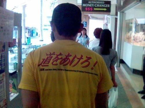 给我让开!(据说是个送快递的小哥····)