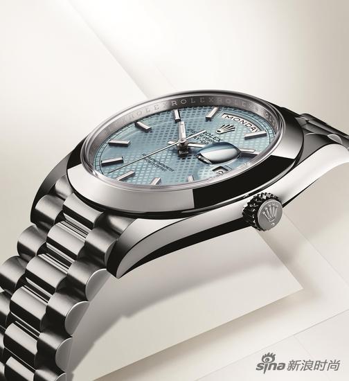 这款星期日历型 40 材质采用铂金,表冠上皇冠下方有一个点。