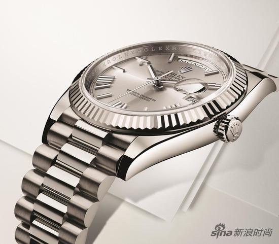 星期日历型 40 材质采用白色黄金,表冠上皇冠下方有两个点,表示是用非铂金的其他贵金属。