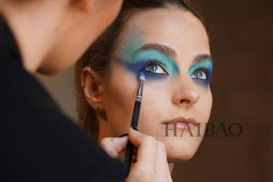 片状蓝色眼影向层次感的眼影妆过度