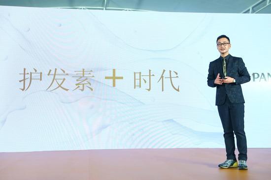 宝洁大中华区科学传播总监高培为在场媒体嘉宾讲解护发素+时代