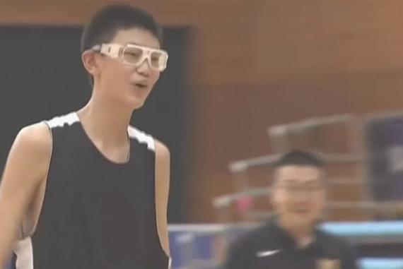 李楠儿子14岁身高已达2米04 进步明显受称赞