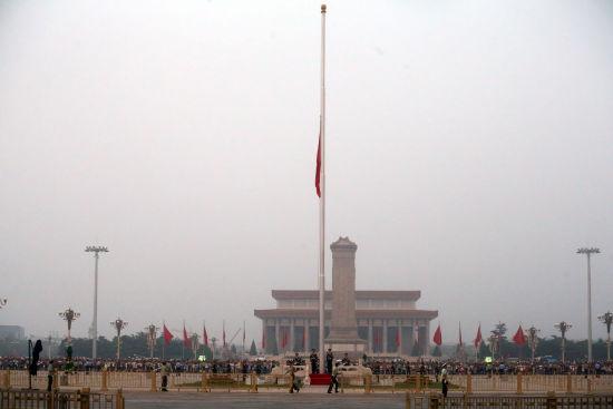 图为天安门降半旗 摄/记者 杨益