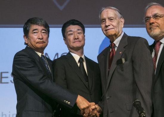 图为三菱公司两名高层(左侧两人)与二战美国士兵握手