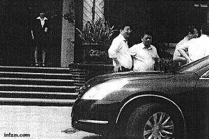 郑绍鑫在某酒家门口拍到的区委书记等人