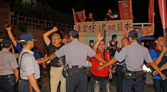 李登辉车队返家时,抗议者高呼“李狗贼!丧权辱国、滚回日本”表达不满。(方浚哲摄)
