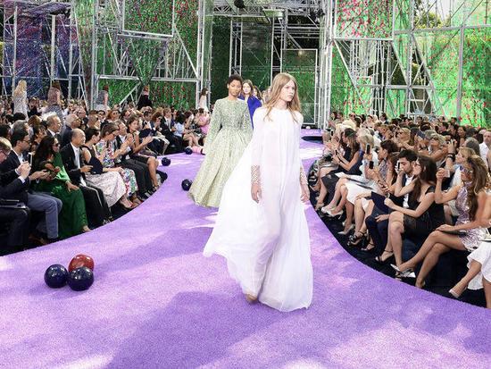 Sofia Mechetner ,14 岁,本月 Dior 高级定制秀的开场模特
