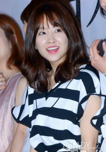 朴宝英妹子从出道以来一直以出色的演技、无瑕的肌肤和甜美的妆容给人留下深刻的印象