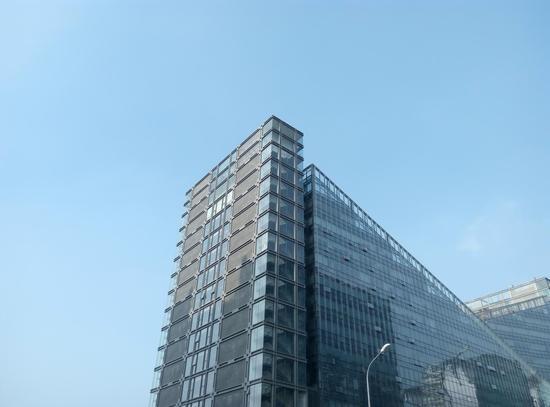 天空色泽较通透 落地玻璃细节解析尚可