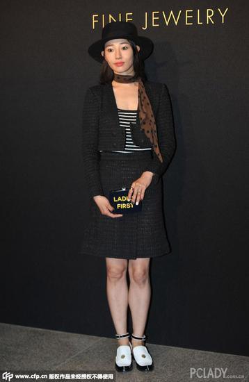 白百合亮相Chanel高级珠宝展,脚踩Chanel黑白拼色环踝平底鞋