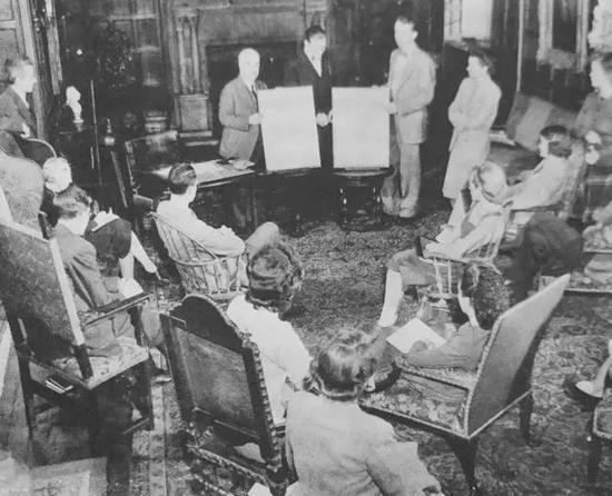 美国最早的博物馆学教育家保罗•萨克斯于1944年在哈佛的福格博物馆(Fogg Museum)为严选的几名学员教授其著名的博物馆学课程