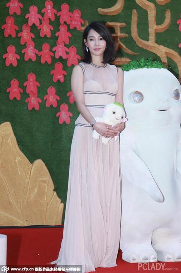 白百何身穿裸色薄纱长裙宣传《捉妖记》