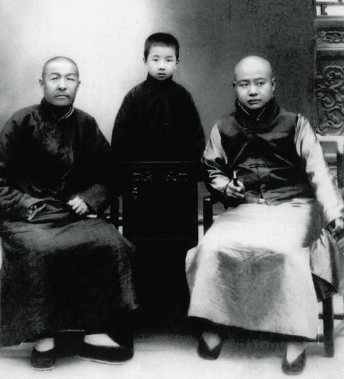 现存最早的启功先生照片,约10岁时与祖父(左)和姑祖丈(右)的合影