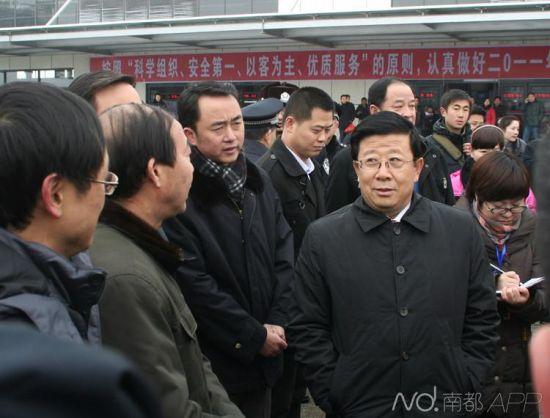 任贵州省长时,赵克志(右二)在检查春运工作。