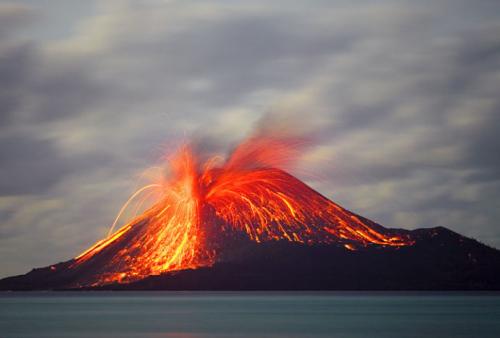 资料图片:留尼汪岛上一个活跃的火山或很快喷发,将为疑似MH370残骸调查工作带来困难。