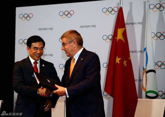 国际奥委会主席巴赫与北京市市长王安顺握手