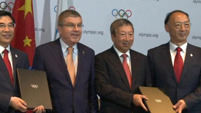 巴赫王安顺签署合同