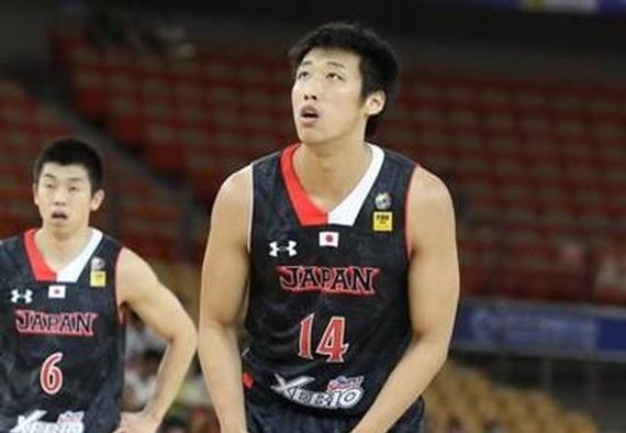 华裔球员张本天杰表示期待与中国男篮的比赛