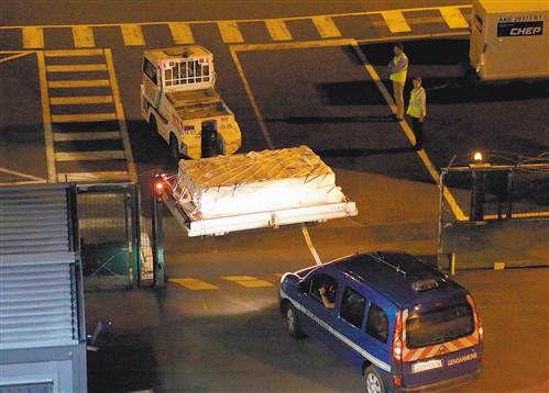 疑似马航客机残骸运抵法国