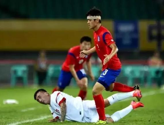 国足0-2完败韩国