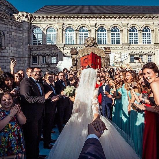 Murad Osmann和女友最终拉手走上了自己的婚礼