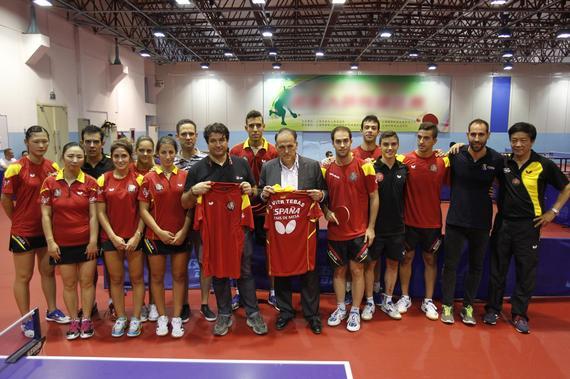 西班牙乒乓球队国家队队员赠送纪念球衣给西甲主席