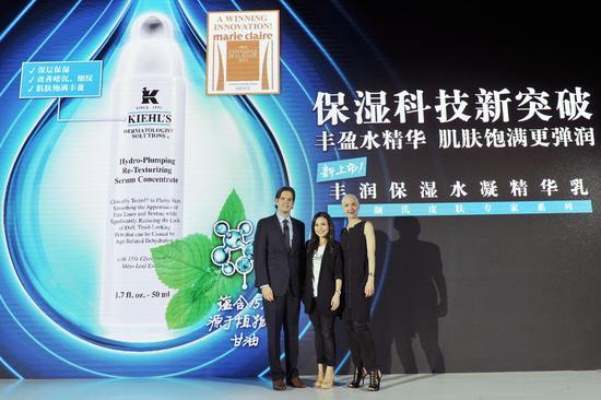 来自纽约的科颜氏全球培训副总裁Cammie Cannella女士和科颜氏护肤实验室主管Geoff Genesky博士与科颜氏中国品牌总监Michelle CHEW女士合影 (2)