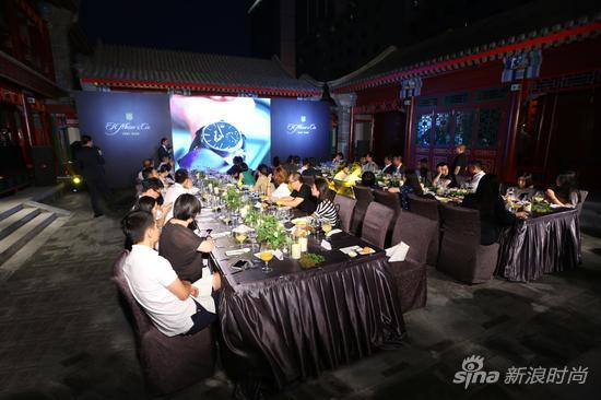 向来宾介绍H. Moser & Cie.品牌历史和腕表系列