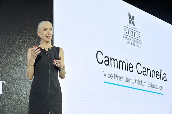 来自纽约的科颜氏全球培训副总裁Cammie Cannella女士向中国的媒体嘉宾分享这款产品的突破性的保湿科技
