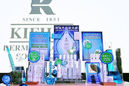 科颜氏丰润保湿水凝精华乳借其突破性高含量水相成份与瞬间转水科技及天然高效的卓越效果,荣获《嘉人》国际美妆权威大奖 (2)