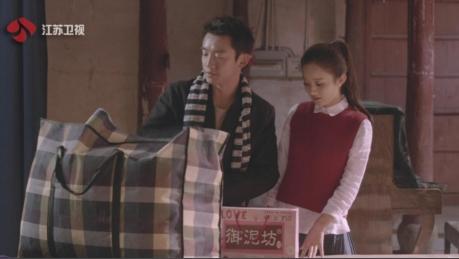 剧中,郑恺给被“流放”的赵丽颖送去面膜及其他用品