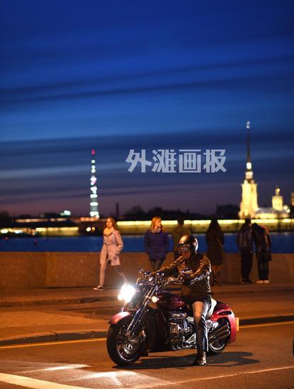 河道上急转弯的游艇和街道上呼啸而过的重型机车,这就是圣彼得堡人的日常