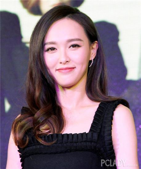 侧分长卷发凸显女王气场