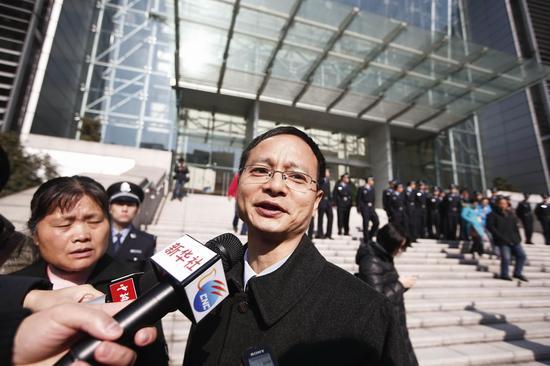 2015年1月8日,林森浩的辩护律师斯伟江在法院外接受记者采访