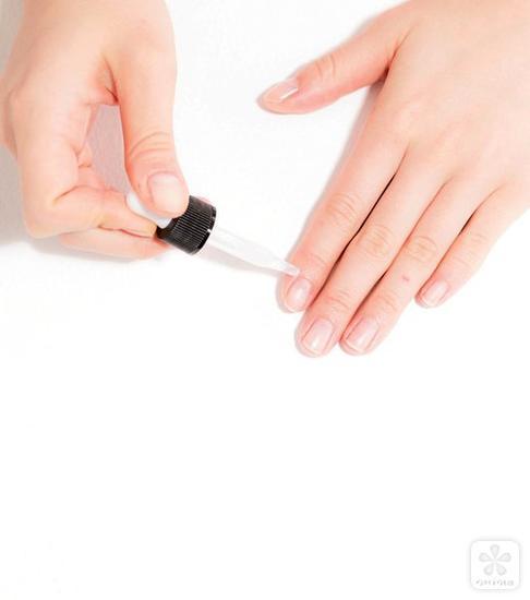 指甲边缘的软皮用角质软化剂做好指缘护理
