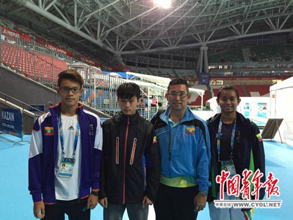 缅甸游泳队教练中山和志与他的三个少年弟子。 梁璇/摄